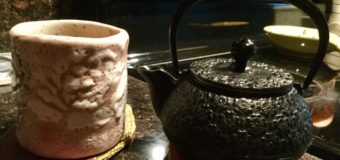 伊吹山の薬草茶と富山の白えび煎餅