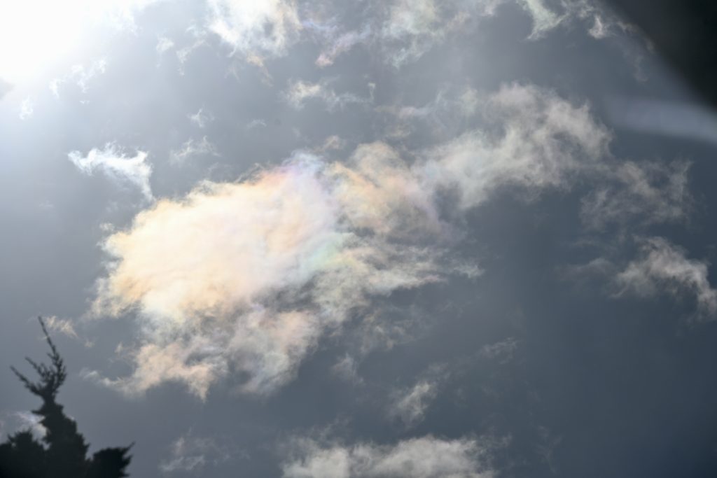 空に浮かぶ虹色の雲